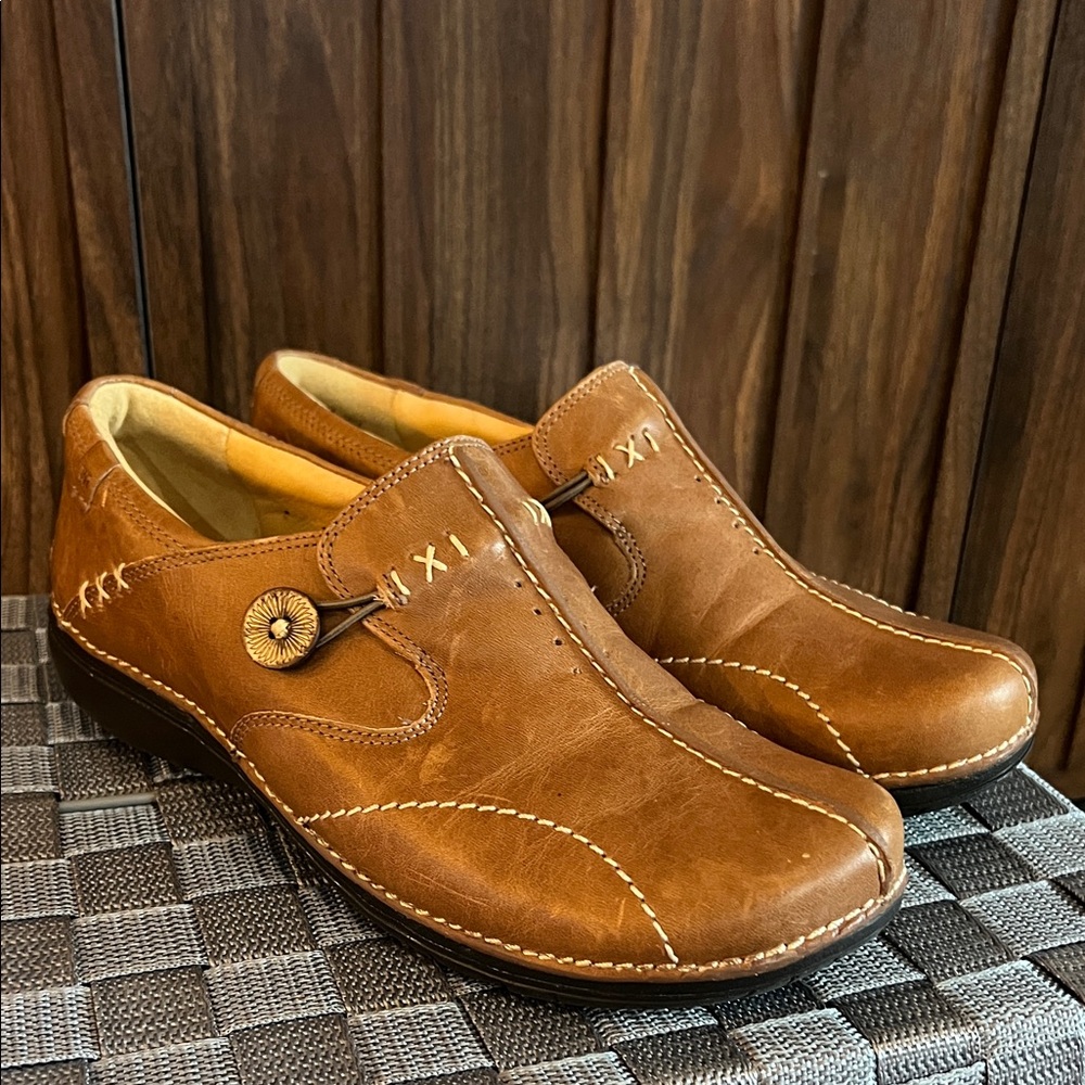 Clark’s Unstructured Brown Leather Slip-On Shoes women’s size 8